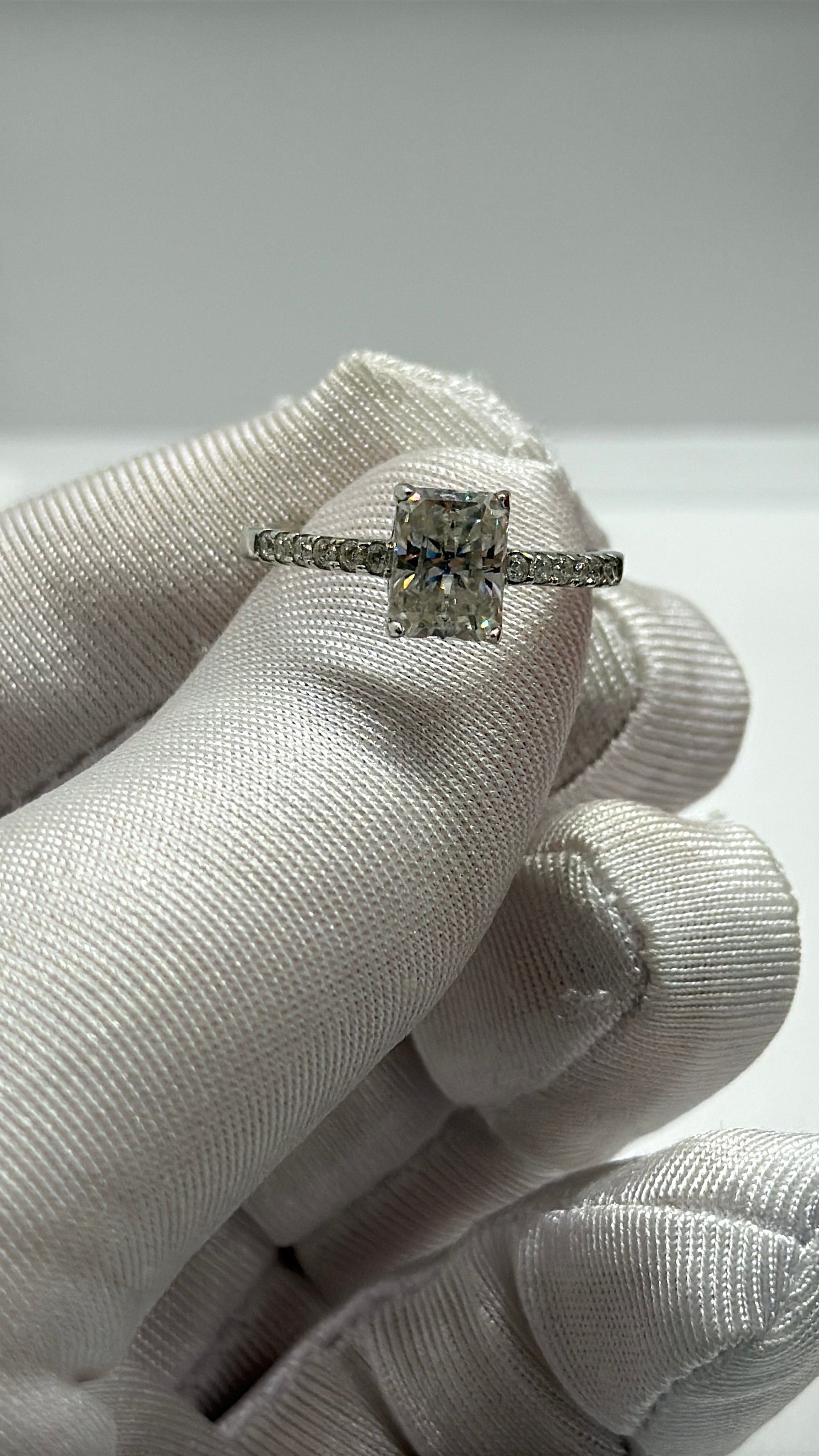 Anello Radiant con pavè