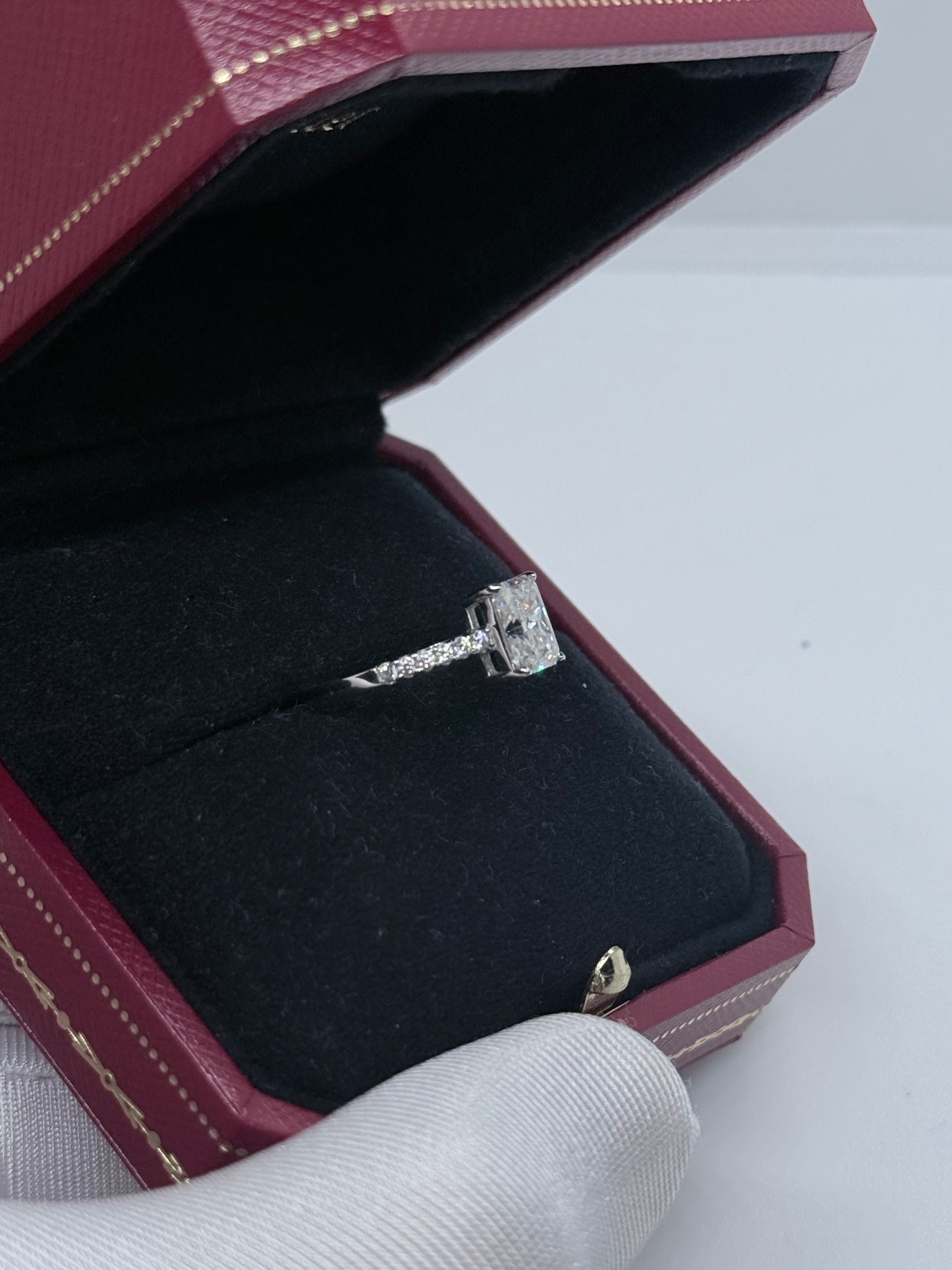 Anello Radiant con pavè