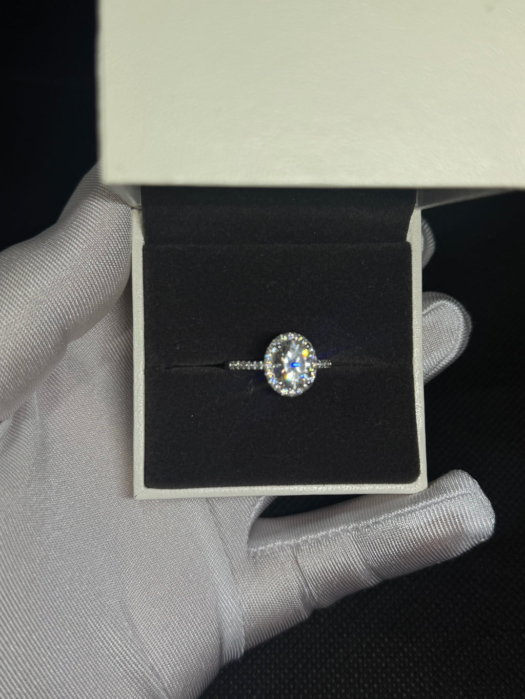 Anello Taglio Ovale con Pavè