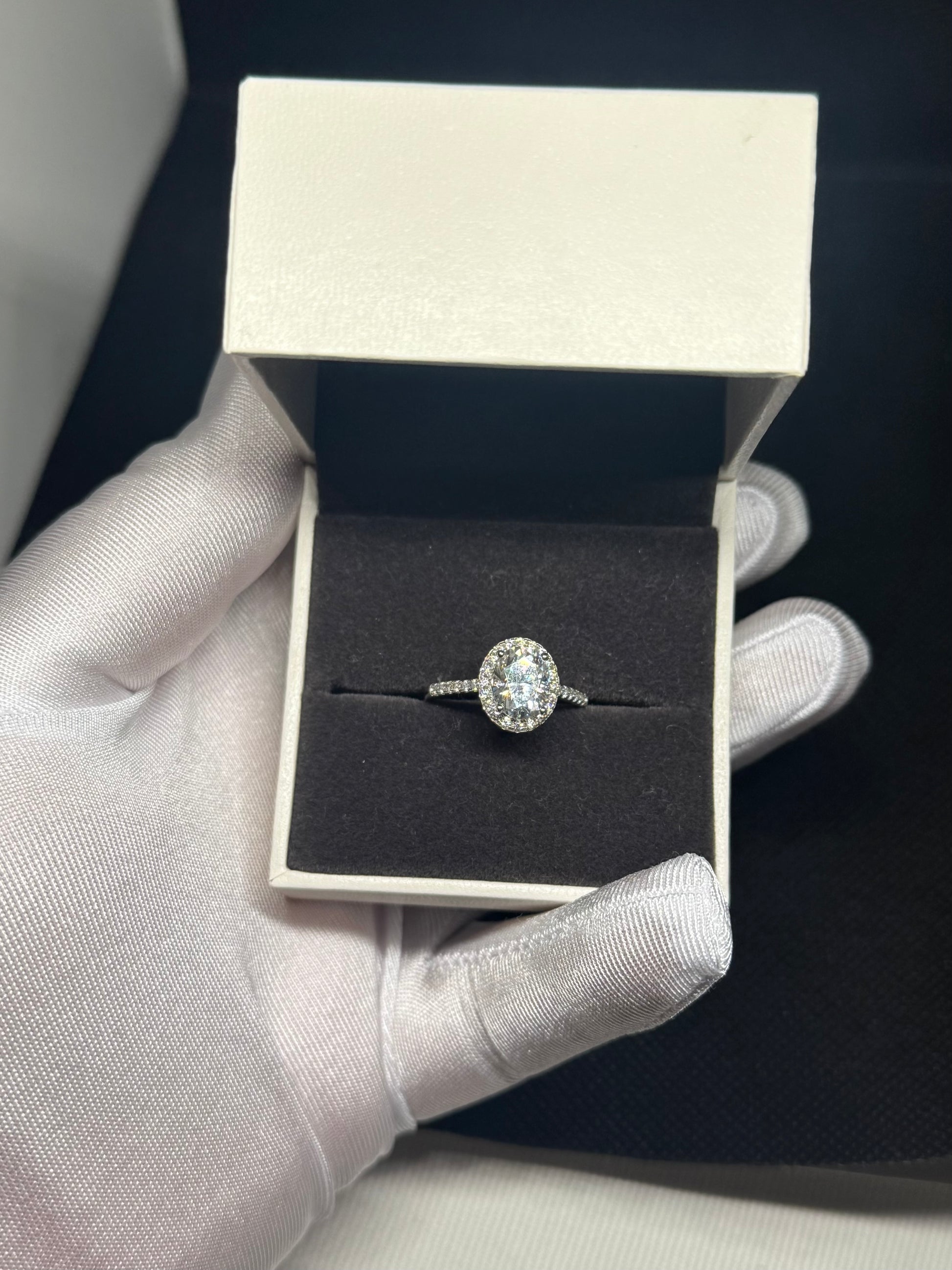 Anello Taglio Ovale con Pavè