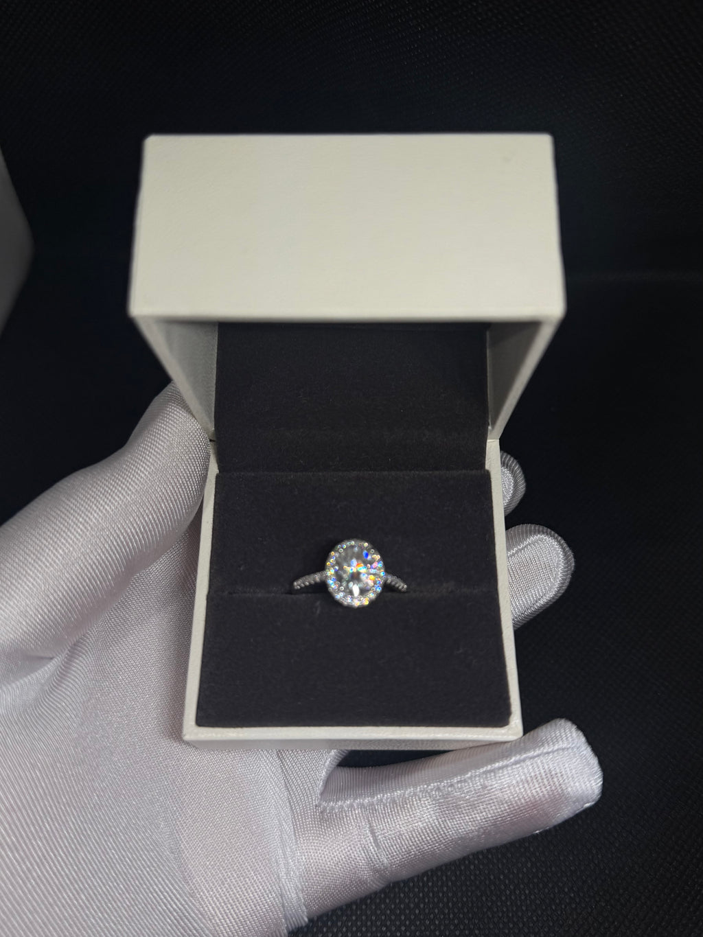 Anello Taglio Ovale con Pavè