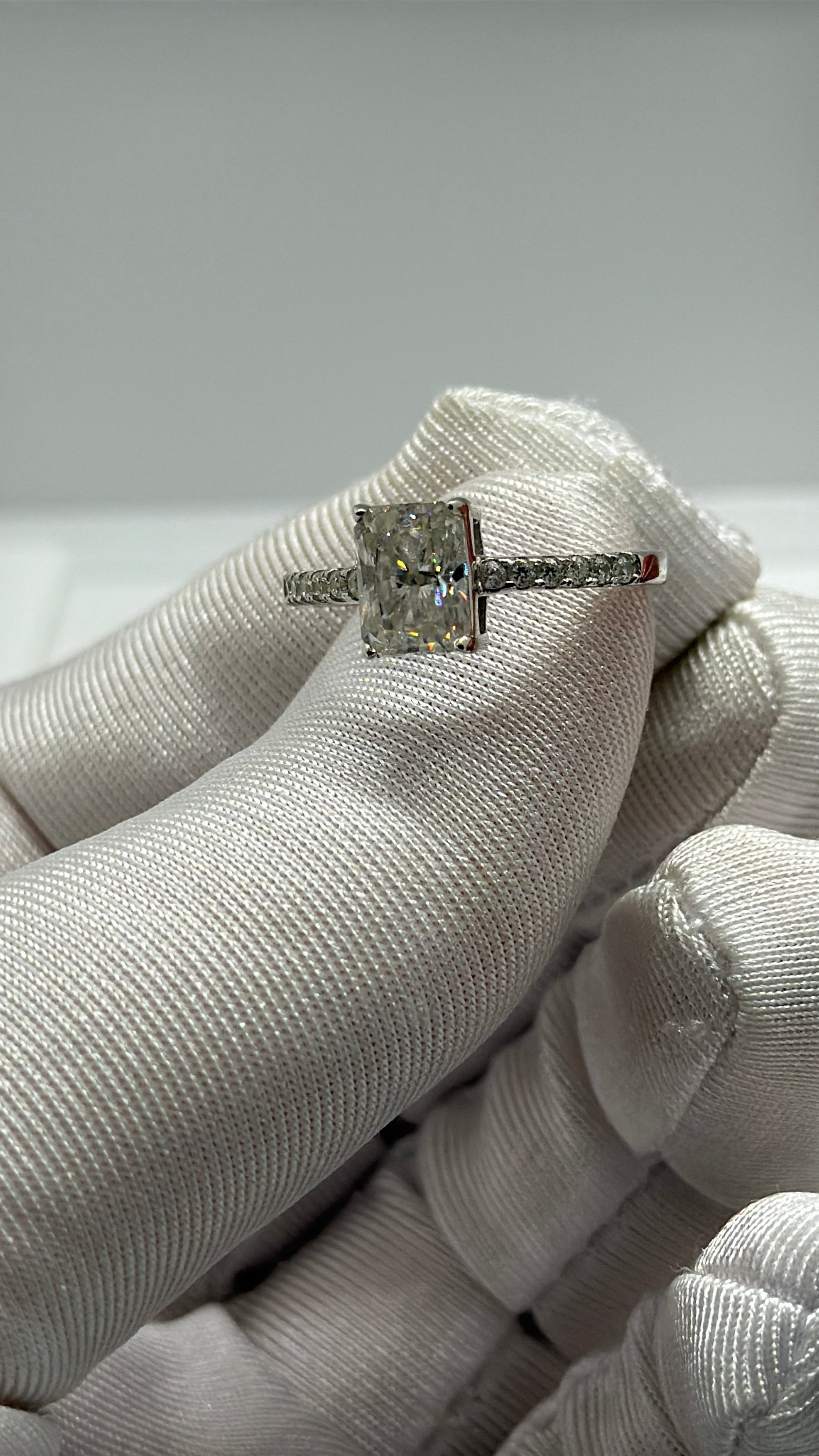 Anello Radiant con pavè