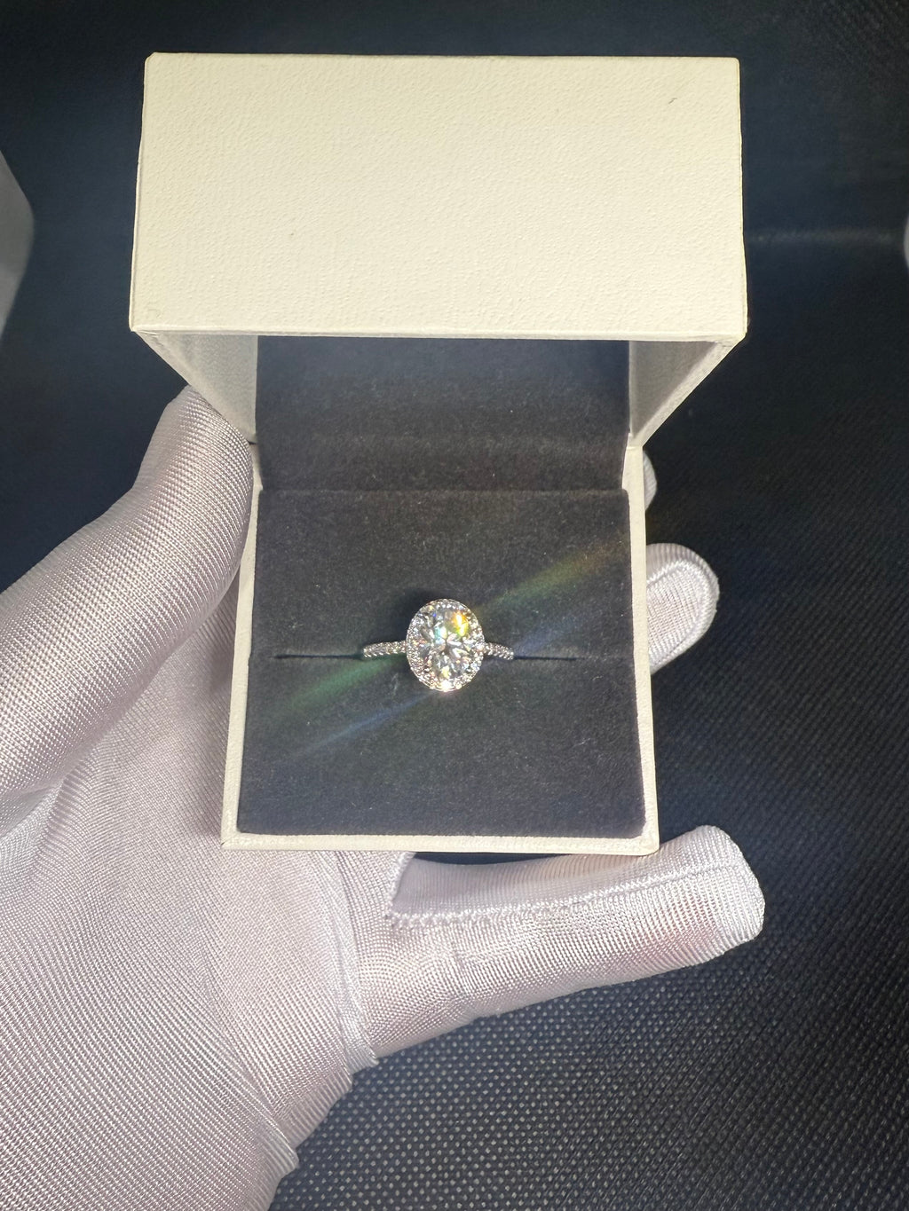 Anello Taglio Ovale con Pavè