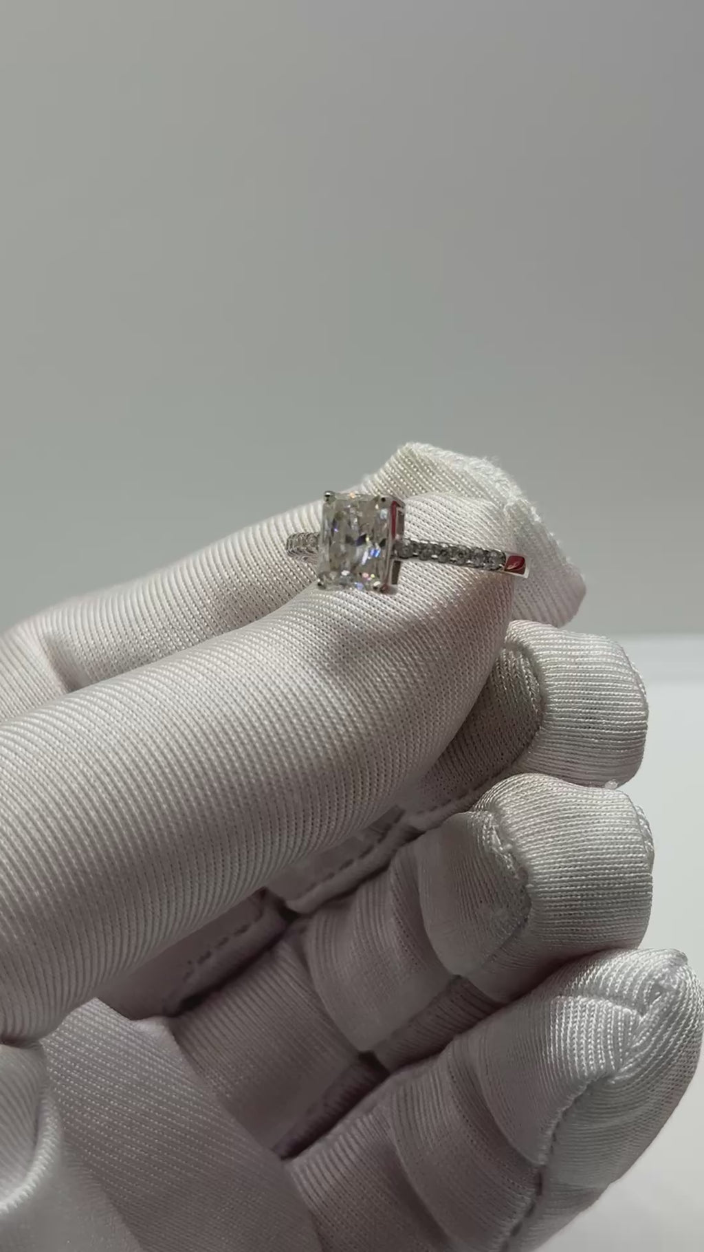 Anello Radiant con pavè