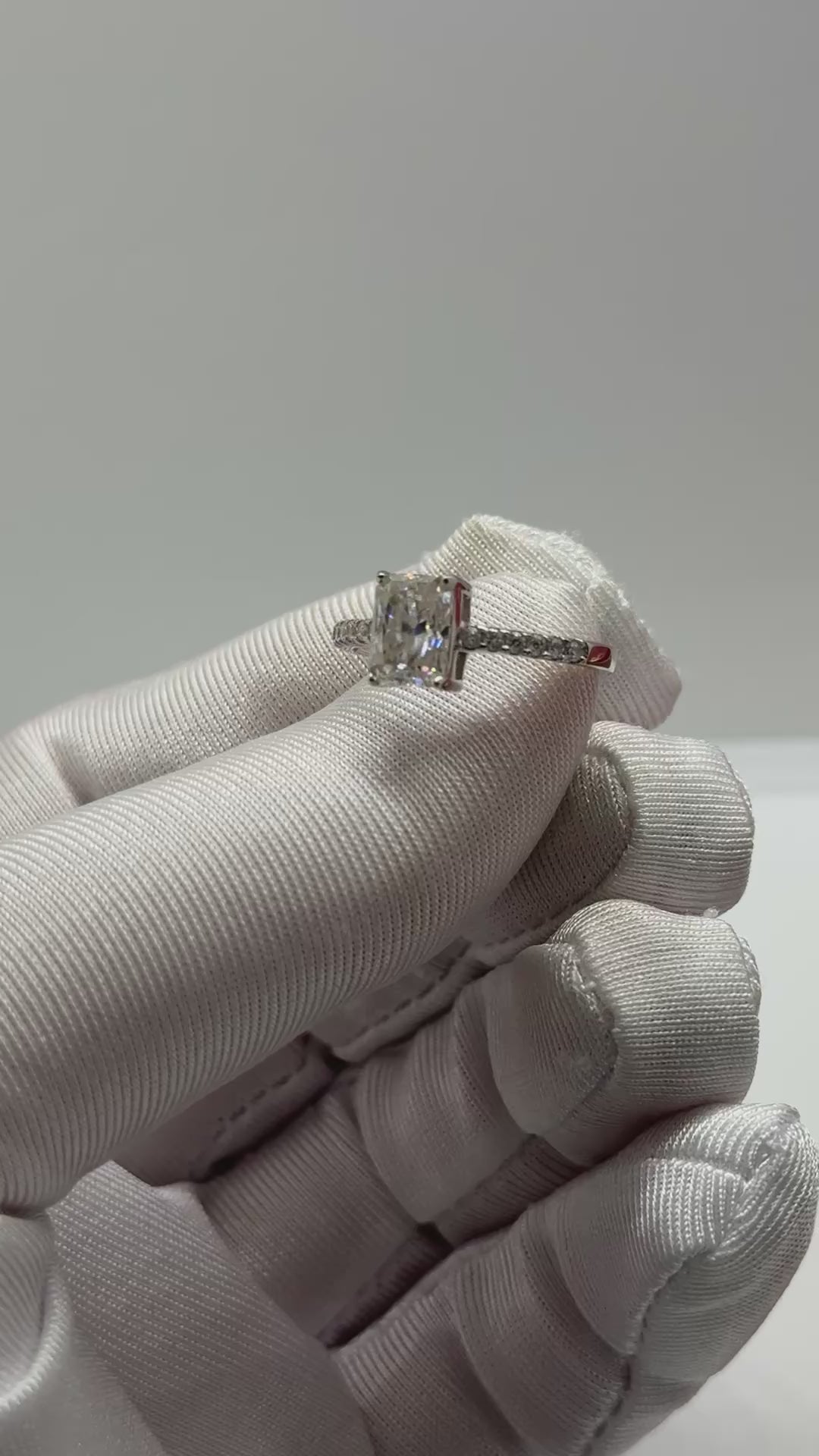 Anello Radiant con pavè